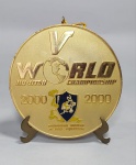 Linda, grande e pesada medalha comemorativa - V World Jiu-Jitsu Championship 2000 - International Brasilian Jiu-Jitsu Federation - Metal dourado - Medida: 110 mm de diâmetro x 5 mm de espessura. Peso: 360 gramas.