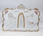 Belíssimo adorno religioso em porcelana biscuit, representando - SANTA ANA E SÃO JOAQUIM - AVÓ e AVÔ DE JESUS - Pais da Virgem Maria - Detalhes em alto relevo e ao centro imagem de Nossa Senhora. Medida: 21 cm x 15 cm de altura x 5,5 de base.