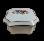 ANTIGO E DELICADO PORTA JOIAS EM PORCELANA BRANCA COM DECORAÇÃO FLORAL E FILETES OURO SOBRE BASE DE BOLINHAS MEDINDO 9x5 CM