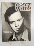 Lindo e conservado livro biográfico - ORSON WELLES - a CELEBRATION by  JOHN RUSSELL TAYLOR - Capa dura com sobrecapa - Ano: 1986 - Editora: Pavilion Books Limited - Idioma: Inglês - 176 páginas com riqueza de textos e ilustrações. Medida: 28,5 cm x 22 cm x 2 cm. ACERVO do violinista, cantor e compositor Jararaca (José Luiz Calazans) e de seu filho Luiz Calazans.