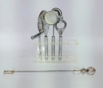 Lindo Kit de Coqueteleira para drinks - Acompanha 5 peças no suporte original de acrílico translúcido.  Abridor de garrafas com  furador de lata - Dosador duplo de bebidas - Coador Strainer de Gelo - Saca Rolhas e um misturador. Peças em metal cromado, misturador com detalhes em acrílico. Medida do suporte: 15 cm x 5,5 cm x 7,5 cm de altura. Medida do misturador: 29 cm de comp. Obs: O saca rolhas necessita de reparos, saiu do encaixe, conforme fotos.