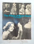 Lindo livro - THE FILMS OF BETTE DAVIS - by Gene Ringgold - Editora: Citadel Press - Ano: 1985 - Capa cartonada com sobrecapa. Idioma: Inglês - 208 páginas conservadas com riqueza de ilustrações e textos sobre os filmes de Bette Davis. Medida: 28 cm x 21 cm x 2 cm. ACERVO do violinista, cantor e compositor Jararaca (José Luiz Calazans) e de seu filho Luiz Calazans.