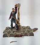 Lindo e conservado boneco de coleção action figure - WILL TURNER - Na jangada de barril de pólvoras - Piratas do Caribe - No Fim do Mundo - Disney - ZIZZLE 2007 - Cabeça, braços e pernas articulados - Acompanha uma pistola, conforme fotos. Medida da jangada montada: 17 cm x 10 cm x 13 cm de altura. medida do boneco: 9,5 cm de altura.