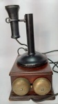 Antigo e original Telefone pedestal com campainha. WESTERN ELECTRIC - COMPANY - USA - ANO: 1915 - Estrutura em metal, baquelite e madeira. Medida do pedestal: 21 cm de altura x 13 cm de diâmetro de base. Medida da caixa de madeira, campainha: 23 cm x 16 cm x 10 cm. OBS: Necessita de restauro, possui perda de material e falta de peças, conforme fotos.