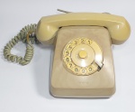 Antigo telefone de disco da SIEMENS. Anos 70 - Estrutura em baquelite - Cor bege - Sistema de retorno do disco em bom funcionamento, porém não foi testado. Possui manchas na estrutura do aparelho, conforme fotos. Medida: 23 cm x 22 cm x 11 cm.