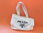 SHEIN - Bonita bolsa estilo tote atoalhada, com logotipo da PRADA, produzida pela chinesa Shein, usada - Medida: 40 X 30 X 14 cm - Vide fotos!