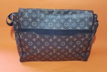 Belíssima bolsa masculina transversal, com estampa estilo Louis Vuitton, usada - Apresenta falta de fechos magnéticos e falha na dobra central, mas nada que impeça o seu uso - Medida: 40 X 30 X 8 cm - Vide fotos!