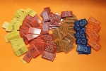 Antigo e conservado lote com 117 fichas para Poker, sendo: 27=1 / 25=5 / 21=10 / 21=20 / 10=50 / 13=100 - Tamanho: 4 X 2,5 cm - Vide fotos!