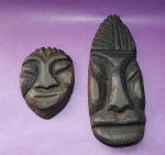 Bonito conjunto com 2 máscaras africanas em madeira - Grande: 29 X 12 cm - Média: 16 X 11 cm - Vide fotos!