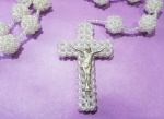 Antigo crucifixo para ornamentar cabeceira de cama/parede, feito em contas translucidas em belíssimo trabalho artesanal - Medida: 1,78 cm - Cruz: 12,5 X 8 cm - Vide fotos!