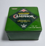 Antiga lata de Cânfora japonesa - JAPANESE REFINED CAMPHOR - Manufactured By  Nippon Fine Chemical Co ., Ltd - Kobe Japan. Medida: 11 cm 11 cm x 6,5 cm de altura.