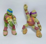 Lote de 2 brindes promocionais - Coleção Mc Donalds 2013 - Representando Tartarugas Ninjas:  Donatello e Leonardo - Tecido acolchoado - Medida maior: 18 cm de altura.