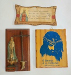 Lote de 3 antigos e lindos adornos religiosos de parede. Placa de madeira com rosto de Cristo - Lembrança de Porto das Caixas - Adorno de madeira com imagem de Nossa Senhora de Fátima em baquelite, com Cruz e porta vela de metal e Plaquinha de madeira com imagem de Nossa Senhora, com o lindo Poema -Mãe - " Eu vi minha Mãe rezando..."  do Pernambucano Barreto Coutinho. Medida maior: 15,5 cm x 9 cm x 5 cm.