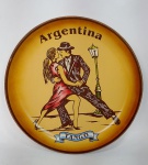 Souvenir da Argentina - Lindo adorno de parede no formato de prato. Estrutura em grosso couro com pintura representando - TANGO - Medida: 19,5 cm de diâmetro x 3 cm de profundidade.