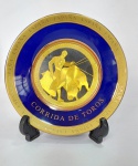 ESPAÑA - Lindo prato decorativo de mesa em porcelana na tonalidade azul , ao fundo imagem em ouro, representando - Corrida de Touros - Acompanha suporte conforme fotos. Medida do prato: 15 cm de diâmetro x 2,5 cm de profundidade.