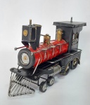 Linda miniatura retro de locomotiva de lata. Medida: 27 cm de comp x 9 cm x 15 cm de altura.