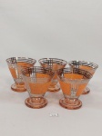 5 taças em vidro para aperitivo anos 50 com base no ton rose detalhe laranja e listras pratas, com desgate. Medida: 8 cm D X 7,5 de altura