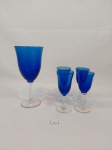 5 taças em vidro no ton de azul sendo 4 para aparitivo e 1 para vinho tinto ou agua. Medida: taça para vinho tinto 8 cm D X 18 cm de altura, aperitivo 5 cm D X 11,5 CM