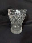 Vaso FLOREIRA  Em Cristal lapidação Losango. Medida: 18 cm altura x 12 cm diametro