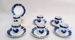 6 Xicaras Café Porcelana Schmidt Azul E Branca. BAIXO ESMALTE . Medidas: 6 Xicaras 5 cm altura x 4,5 cm diâmetro. 6 Pires 10 cm de diâmetro