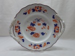 Prato de bolo em faiança inglesa do século XVIII, padrão Imari. Medindo 29,5cm de diâmetro x 33cm alça alça.