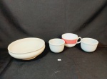 Lote 4 Peças sendo 1 fruteira, 2 bowl e 1 xicara para caldos e sopa vidro  Francesa em diversos materiais sendo porcelana, ceramica e vidro opalinado mede fruteira 8 cm x 21,5 cm , bowls 8 cm x 11 cm e xicara 9 cm x 12 cm