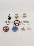 Lote de objetos decorativos diversos composto por 4 pequenos pratos decorativos, 1 miniatura de mascará, 1 peso de papel, 1 vaso, 1 caneca, 1 escultura de crianças, 1 potiche holandesas 1 potiche em aluminio. MED: maior prato 12,5 cm, menor potiche em aluminio 4 cm