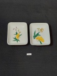 2 petisqueiras em porcelana com decoração floral, com fio de cabelo em 1 das peças. Med. 12 cm de comprimento x 9,5 cm de largura x 2 cm de altura 