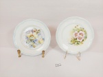 2 Pratos decorativos em Porcelana Pintada a mão  motivos florais. Mede: 15 cm de diametro