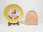 Lote 2 peças em arte sacra sendo 1 prato decorativo com figura de Jesus cristo e Placa decorativa com cena de Nossa senhora e menino Jesus mede prato 22,5 cm e placa 18 cm x 14,5  cm