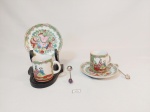 Par de xicaras de café em porcelana Oriental decorada acompanha  com colher   em metal.mede xicara 6 cm x 5 cm pires 11 cm  colher 9 cm