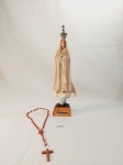 Imagem de Nossa Senhora de Fátima, modelo Peregrina. Revestida com material higroscópico. A capa muda de cor conforme o tempo e a humidade.a  com  resplendor   com  pequenas perdas pomba e terço   origem - Portuguesa r  mede 30 cm