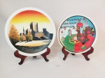 2 Pratos  decorativos com decoração Portugal sendo 1 galo barcelos e 1 assinado Guimaraes Portugal em  porcelana mede 21 cm e 24 cm