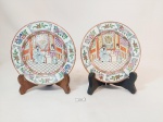 2 Pratos  decorativos com Casal Oriental com flores em porcelana Oriental mede 15 cm