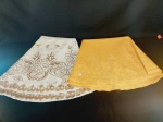 Lote com 2 toalhas de mesa redondas em renda material sintetico . , fibra de coco .mede laranja 1,60 cm  branca com marrom 1,60 x 1,50 cm