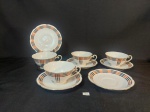 4 Xicaras de chá e 5 pires em Porcelana Noritake decorada listras laranja e preto com friso ouro . sendo 3 xicaras com bicado base  . mede 5 cm x 9,5 cm e pires 14 cm