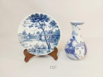 Lote 2 peças  sendo 1 prato decorativo e vaso floreira cena campestre em ceramica azul e branca . mede prato 15 cm e vaso 14 cm