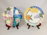 2 Pratos decorativos em ceramica pintada a mão decorada frutas . sendo 1 bicado borda e com pequenas perdas na tinta na borda mede 24,5 cm