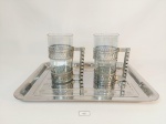 Lote 3 peças sendo 2 canecas chopp Vidro com suporte metal e bandeja inox . mede bandeja 34,5 cm x 25,5 cm e caneca 14 cm x 7 cm com suporte avarias