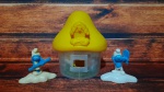 Brinquedo Mc Donald`s, Coleção Smurfs e a Vila Perdida - 2017, Casinha Amarela, Smurf Menina e Smurf Vaidoso. R2148