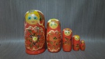 Boneca Matryoshka ou Babushka (5 bonecas), Pintada a mão em Madeira, boneca 1 - 4 cm de altura X 2 cm de comprimento, boneca 2 - 6,5 de altura X 3 cm de comprimento, boneca 3 - 9,5 de altura X 3,5 de comprimento, boneca 4 - 13,5 de altura X 6 cm de comprimento e boneca 5 - 17 cm de altura X 8 cm de comprimento. R1495