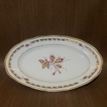 Antiga Travessa em Porcelana Steatita (P), filetada e policromia floral, 3 cm de altura X 28,5 cm de comprimento X 18 cm de largura. R1428