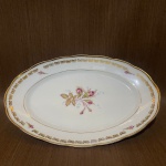 Antiga Travessa em Porcelana Steatita (M), filetada e policromia floral, 3 cm de altura X 32,5 cm de comprimento X 21 cm de largura. R1429