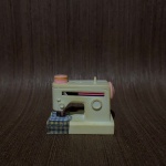 Miniatura Máquina de Costura da Barbie anos 80-Mattel, em plástico 5 cm comprimento X 4 cm altura X 2,5 cm largura. R1352