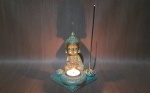 Incensário e Porta Vela Buda Meditando em Resina (Dourado e Azul), 14 cm de altura X 14 cm de largura X 14 cm de comprimento R1409