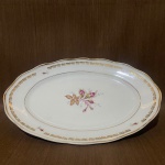 Antiga Travessa em Porcelana Steatita (G), filetada e policromia floral, 3 cm de altura X 37,5 cm de comprimento X 24 cm de largura. R1430