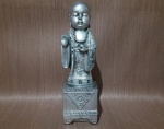 Estatueta de Buda em gesso, pintada, 30cm, com pequenas avarias nos dedos. R1130