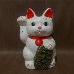 Cofre do Gato Maneki Neko (amuleto japônes de sorte e fortuna) em cerâmica, o compartimento de cofre foi violado, para ser utilizado como objeto decorativo, , 24 cm de altura X 14 cm de comprimento X 12 cm de largura. R1391