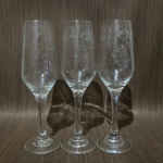 Lote 3 Taças de Vidro Lapidado (cacho de uva e folhagens) para Champagne 180 ml, 20 cm de comprimento (com o pé da taça) X 11 de comprimento (tulipa) X 4 cm de diâmetro. R1446