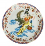 CHINA - Graciosa prato para coleção em porcelana chinesa fartamente adornado com figura de gueixa e flores em policromia com vibrante ouro. Mede 18cm diâmetro.